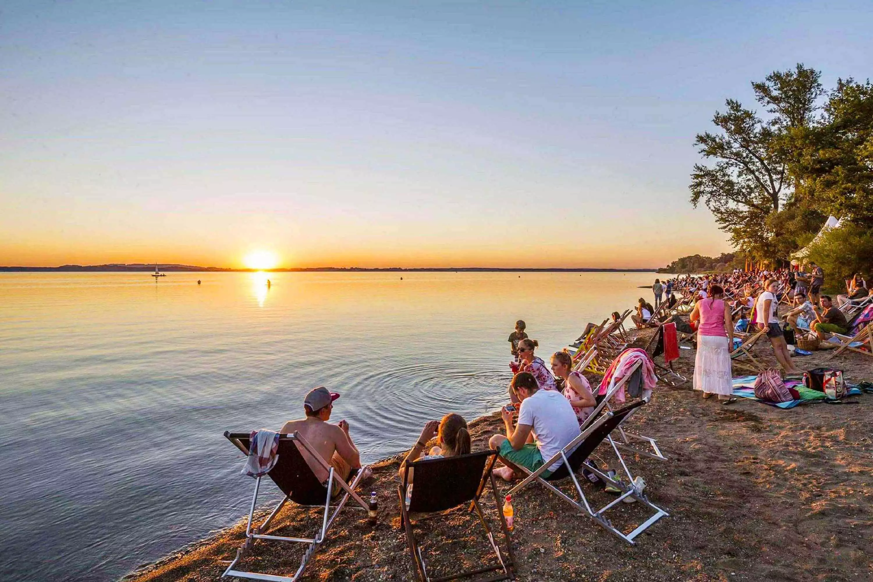 Idylle mit Abendrot am Chiemsee genießen romantischer Sonnenuntergang