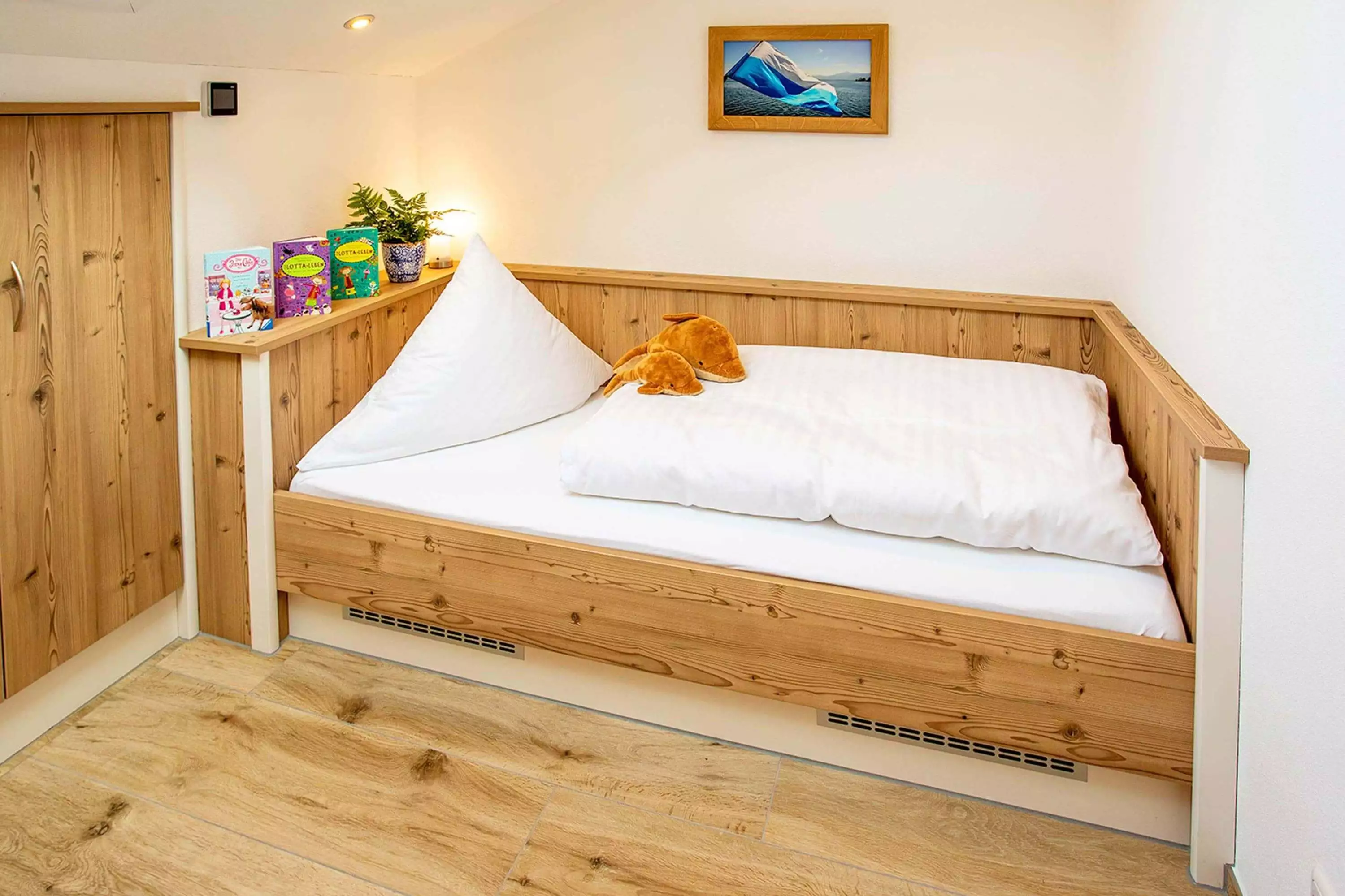 Schlafzimmer mit Doppelbett und zusätzlichem Kinderbett