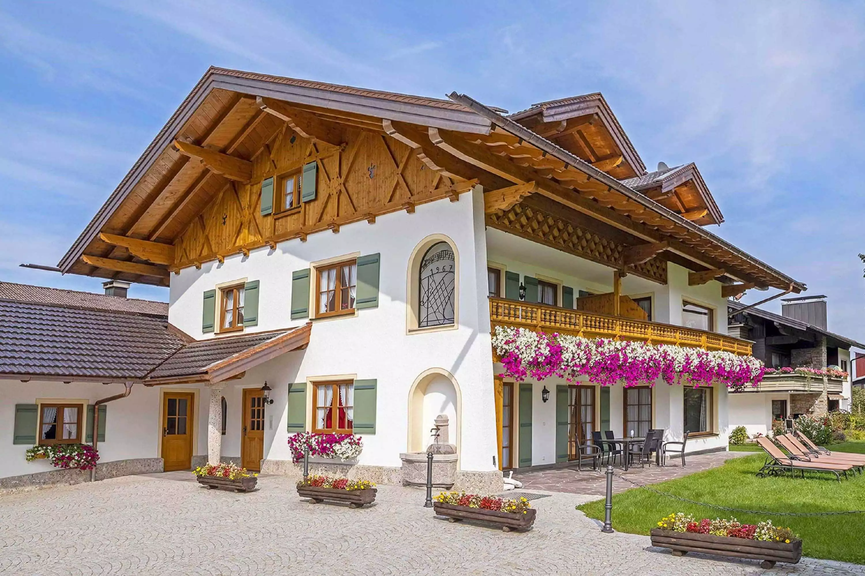 Urlaub machen in ruhiger Lage und doch mitten im Geschehen zwischen Seen und Bergen