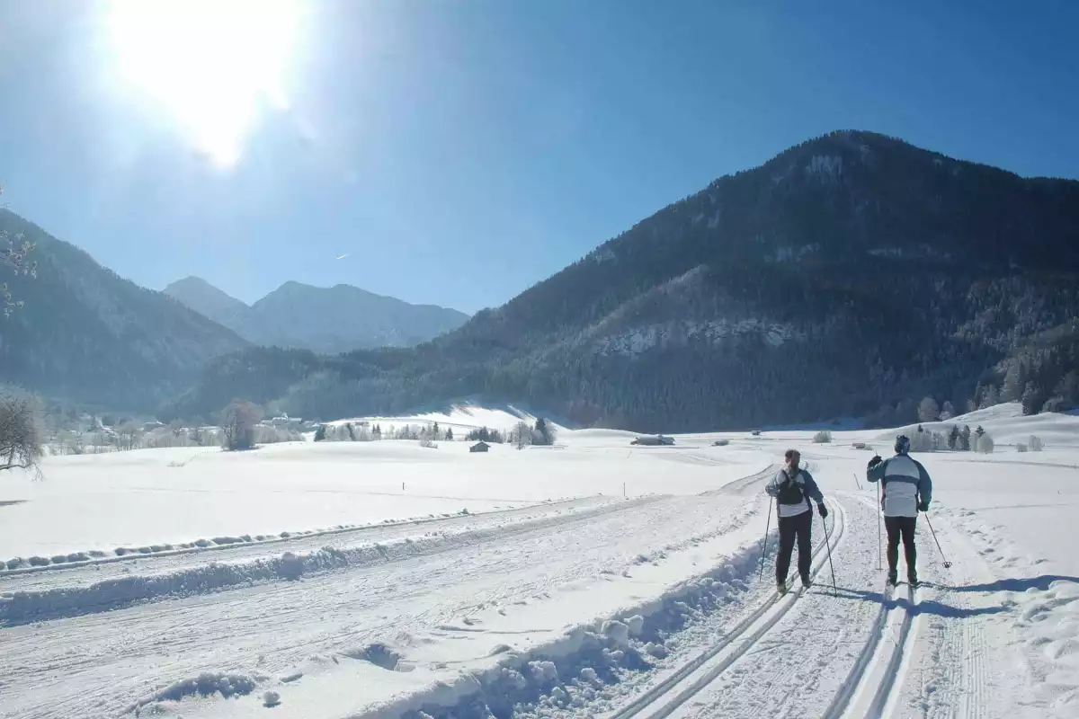 Geführte Schneeschuhwanderungen Spaß im Winter beim Schneeschuhwandern mit Einkehr auf der Hütte in den Bergen