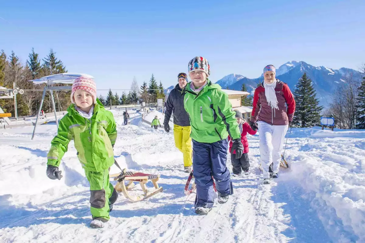 Rodeln mit der ganzen Familie Spaß im Schnee beim Rodeln in den Bergen