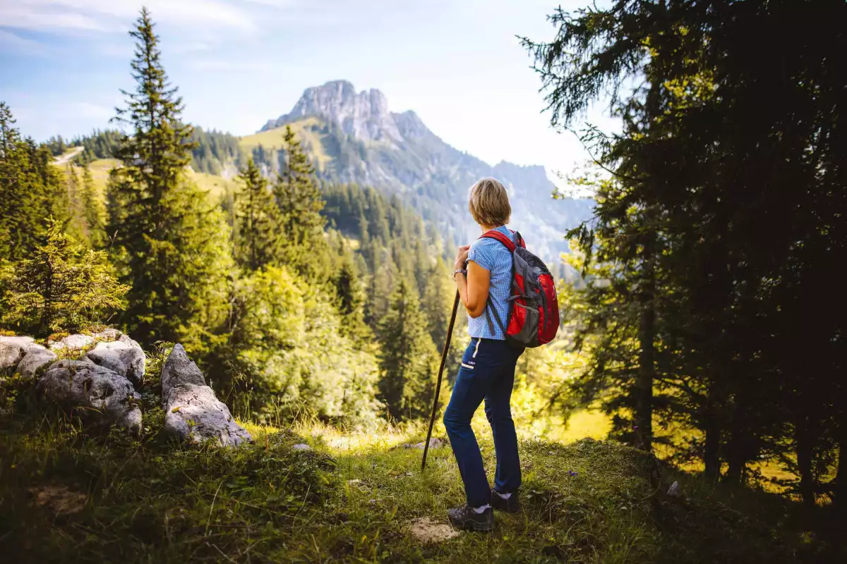 Wanderungen in den Bergen Bergwelt erkunden beim Wandern und Mountainbiken