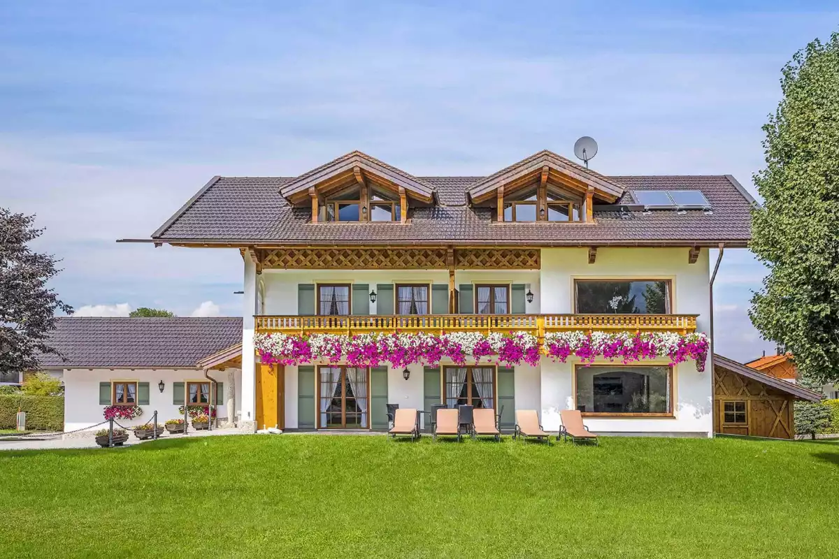 Ferienhaus Hauszeit in Bernau Fünf komfortable Ferienwohnungen am Chiemsee in Bernau